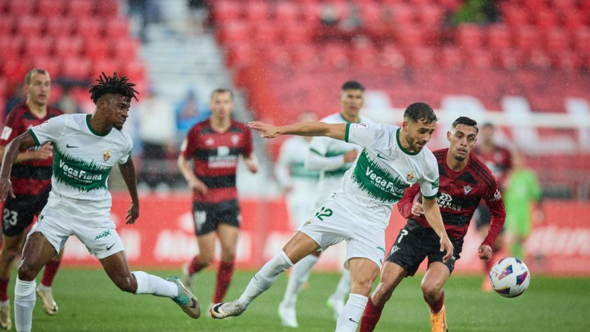 Imagen del partido entre el CD Mirandés y el Elche.