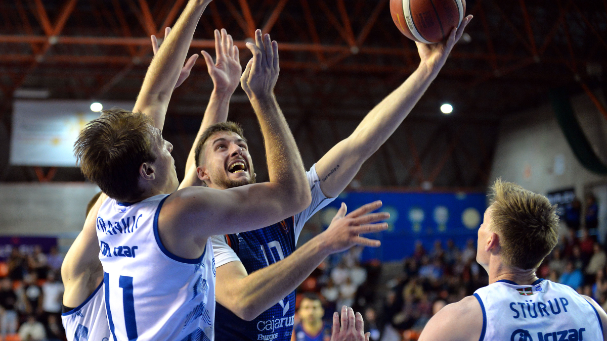 Imagen del partido entre el Tizona y Guuk Gipuzkoa.