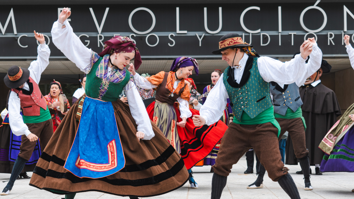 El Grupo de Danzas Justo del Río realizó un pasacalles para celebrar sus 55 años