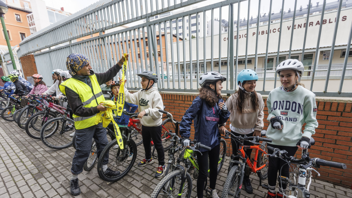 Un momento del itinerario urbano realizado este jueves por los escolares del Colegio Venerables, de Burgos.