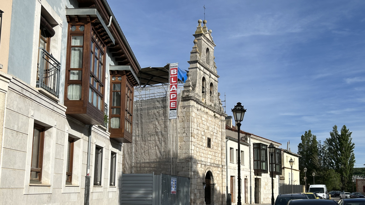 Las actuaciones en la cubierta de la iglesia de San Antonio del barrio de Huelgas, han comenzado recientemente.