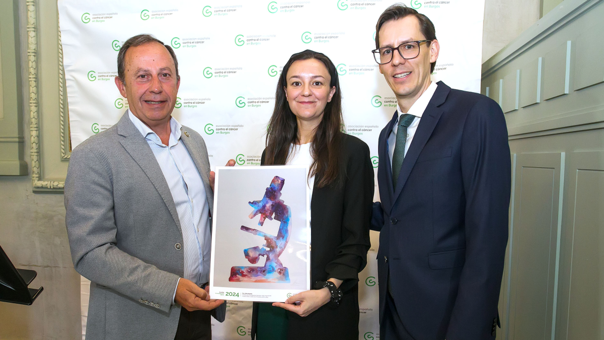 La doctora Sofía España recibe la beca de investigación de la AECC Burgos