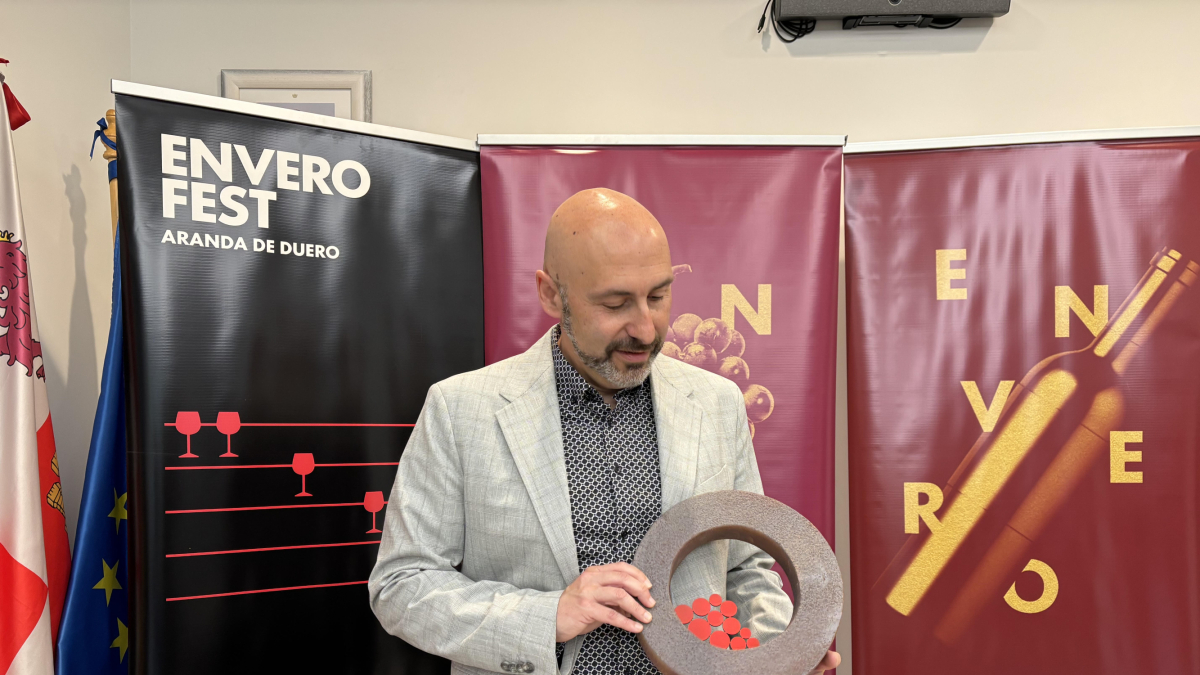 El concejal de Turismo y Promoción muestra el nuevo Premio Envero