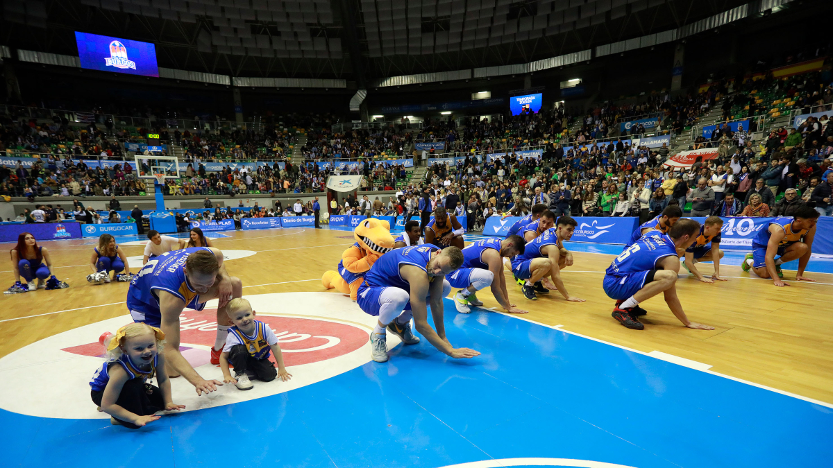 Imagen de los jugadores del San Pablo celebrando un triunfo con el público.