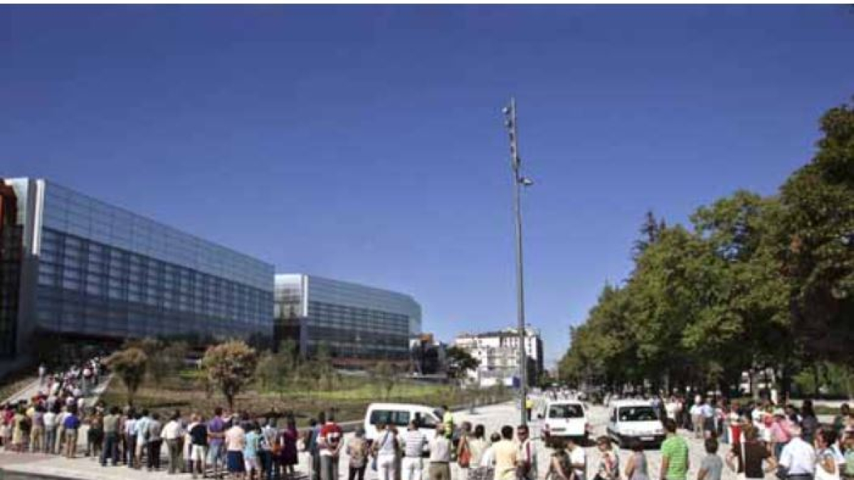 Colas para recoger la invitación de los tres primeros días de puertas abiertas. Se retiraron 8.000 invitaciones.