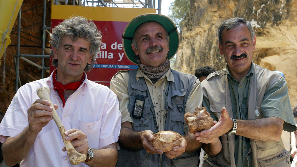 Los tres codirectores de Atapuerca durante la presentación de los hallazgos de la campaña de 2003.