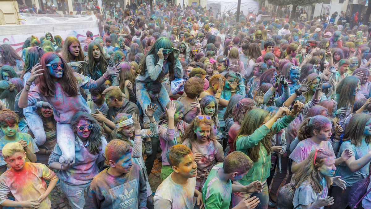 Fiesta 'holi' enmarcada en los actos de La Noche Blanca de Burgos.