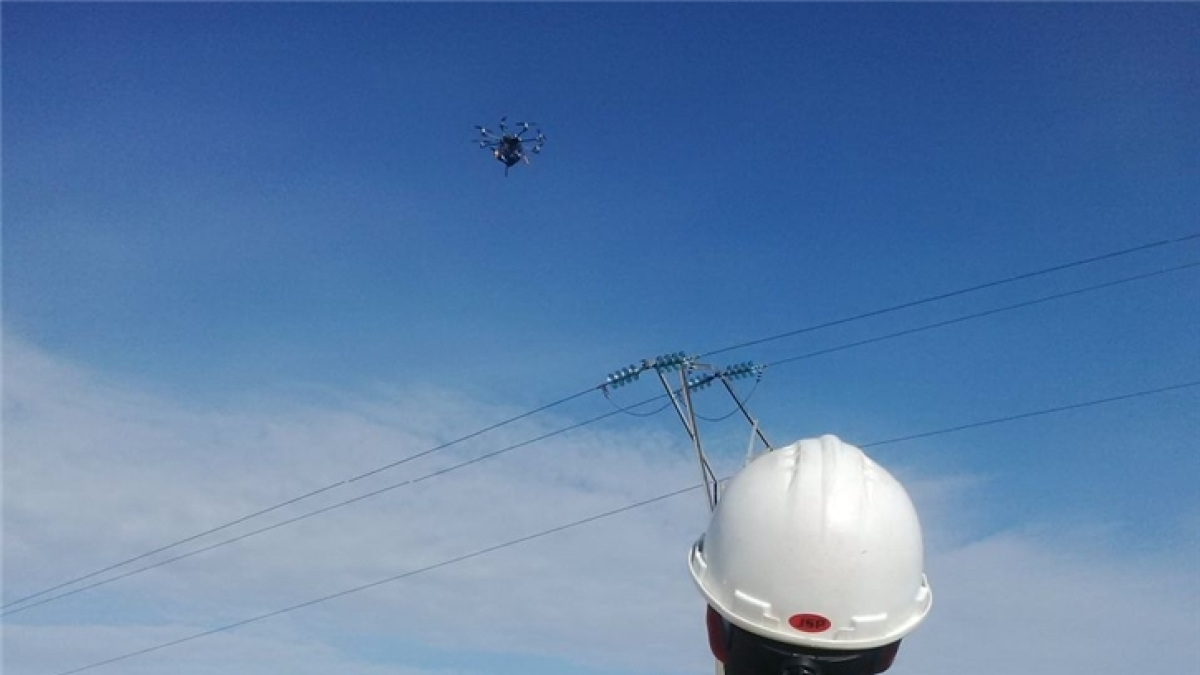 Un operario utiliza un dron para revisar una de las líneas eléctricas de la compañía.