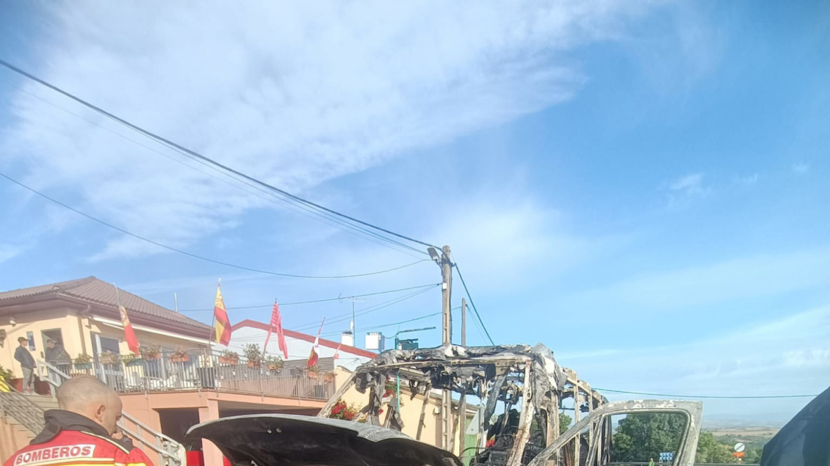 Incendio en un microbús en Trabazos (Zamora)
