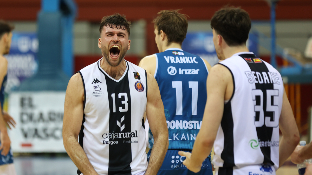 Gesto de rabia de Ramón Vilá en el primer partido del play off en San Sebastián.