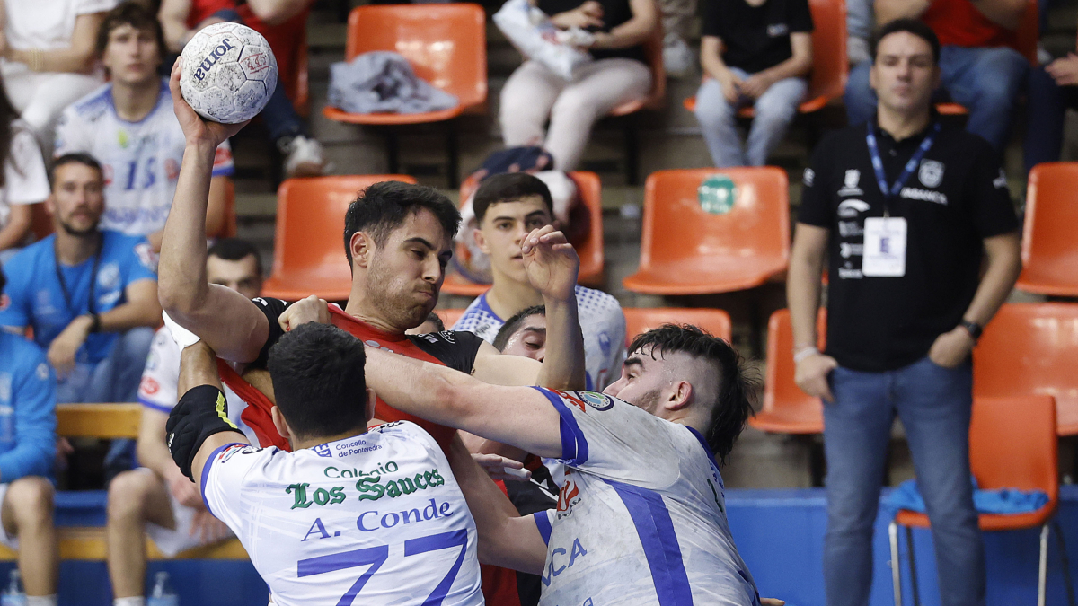 Los defensores visitantes se lanzan sobre Alexandre Chan para impedirle que lance.