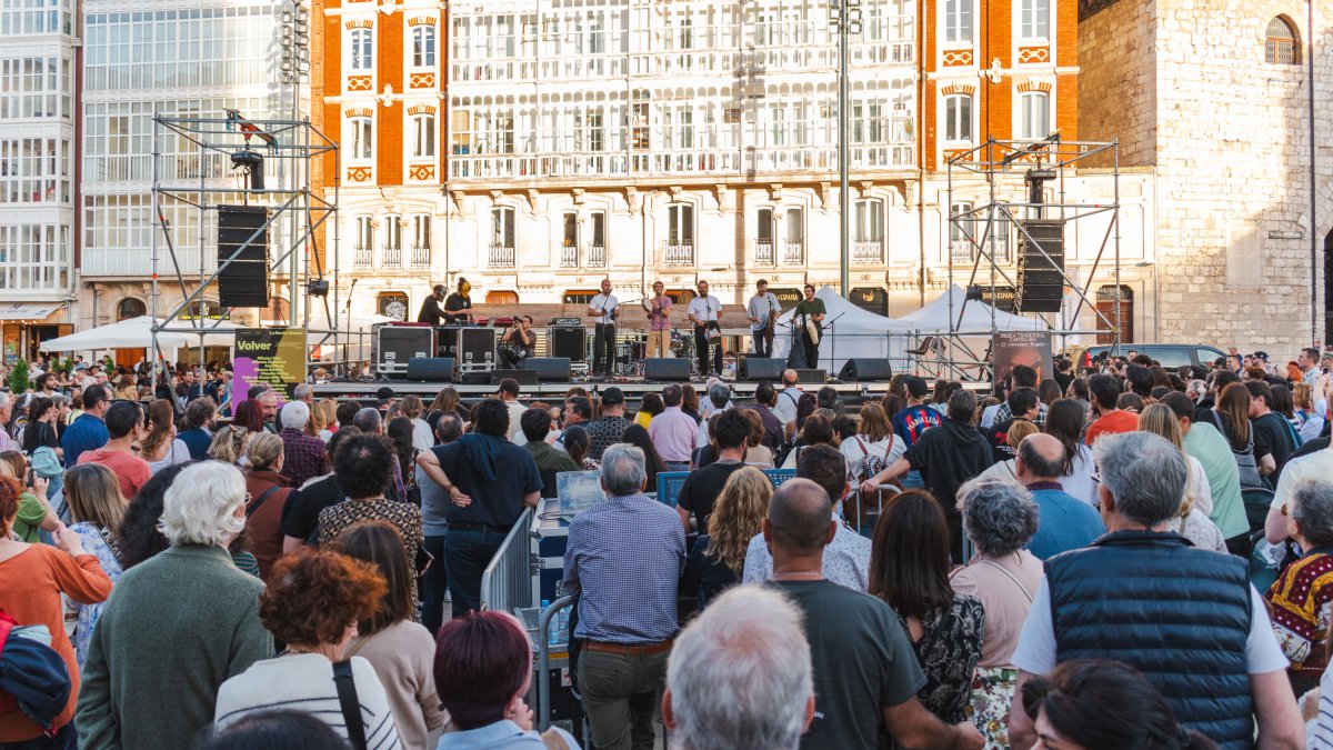 Actuación de El Nido en la plaza del Rey San Fernando durante la Noche Blanca 2024 en Burgos.