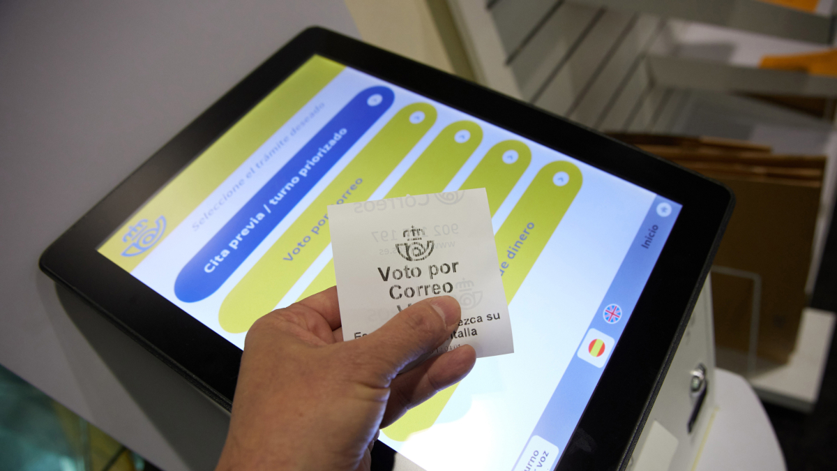 Archivo - Una persona con un ticket de voto por correo en la oficina de Correos de Cibeles, a 1 de junio de 2023, en Madrid (España). La solicitud de voto por correo puede realizarse en todas las oficinas de Correos de España. Esta petición debe ser reali