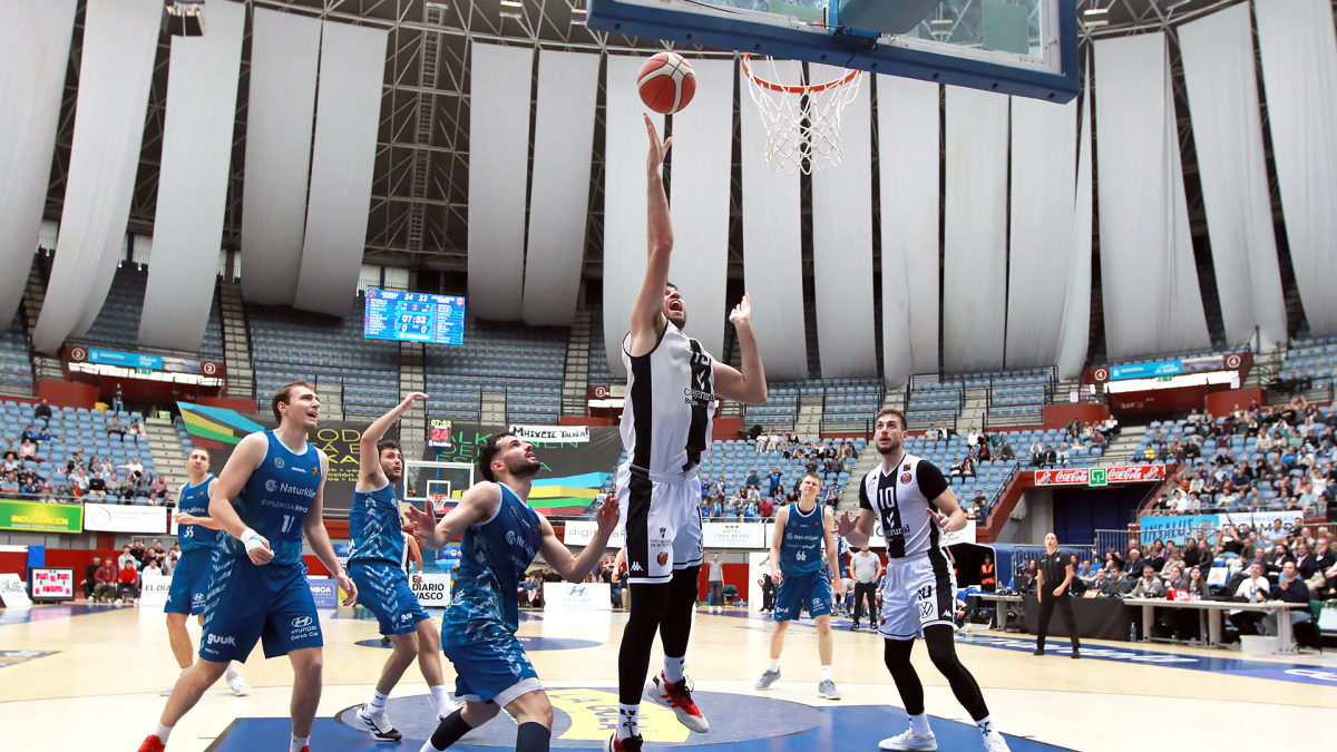 Ramón Vilá entra a canasta en el segundo partido en San Sebastián de la semifinal del play off por el ascenso en LEB Oro.