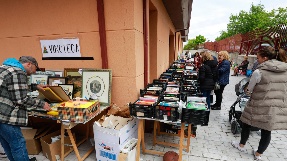 Eñ mercadillo de Apace abre sus puertas hasta el 2 de junio.