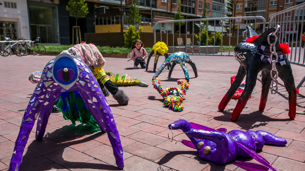 Los monstruos han sorprendido a los paseantes en la calle Francisco Grandmontagne. Será su territorio hasta el domingo.