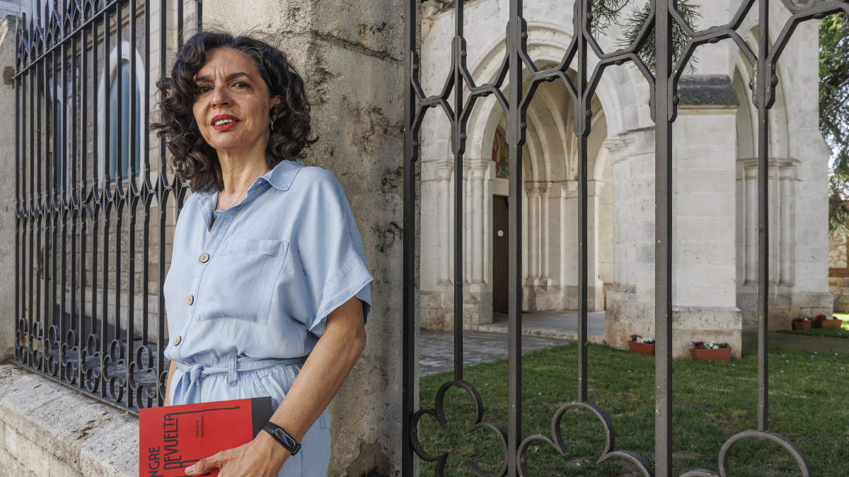 Belén de la Parte, en el convento de las Salesas de Burgos, con un ejemplar de 'Sangre revuelta'.