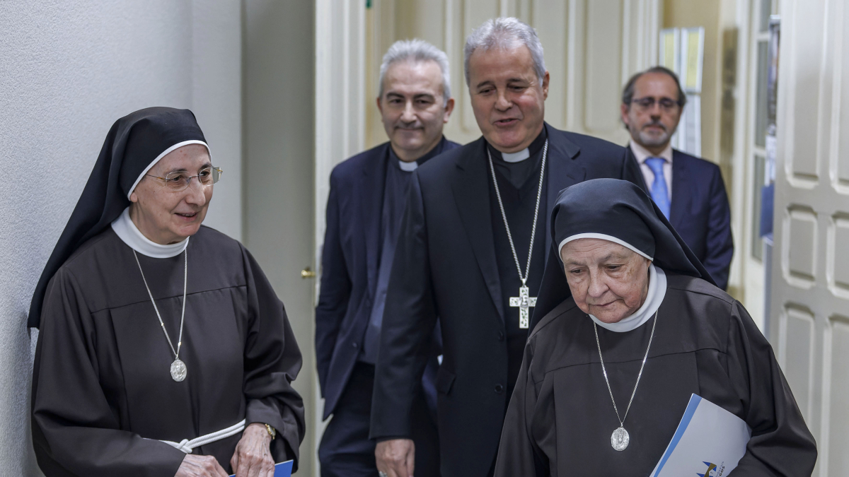 El arzobispo de Burgos, Mario Iceta, junto a las representantes de la Federación de Hermanas Clarisas de Nuestra Señora de Aránzazu.