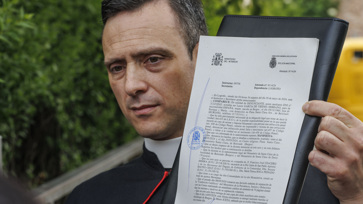 José Ceacero, portavoz de las religiosas de Belorado, muestra la denuncia interpuesta en la Policía Nacional de La Rioja.