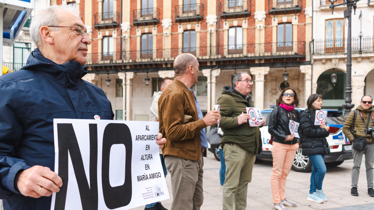 Vecinos de Gamonal y de la zona sur muestran su rechazo a los aparcamientos en altura que promueve el bipartito.