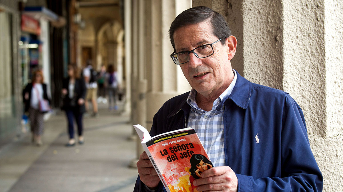 El escritor Julio Pérez Celada con su última obra, 'La señora del jefe'.