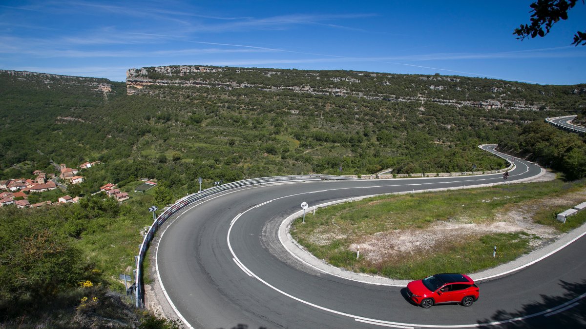 Un vehículo se aproxima a una de las curvas que protagonizan el trazado de la N-623.