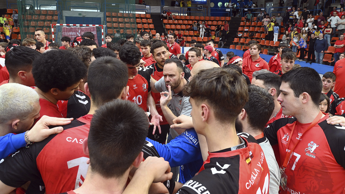 Roi Sánchez da instrucciones a sus jugadores.