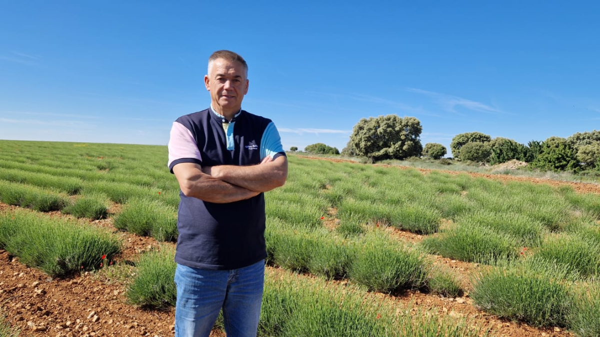 Miguel posa en los campos de lavanda de la cooperativa de Caleruega