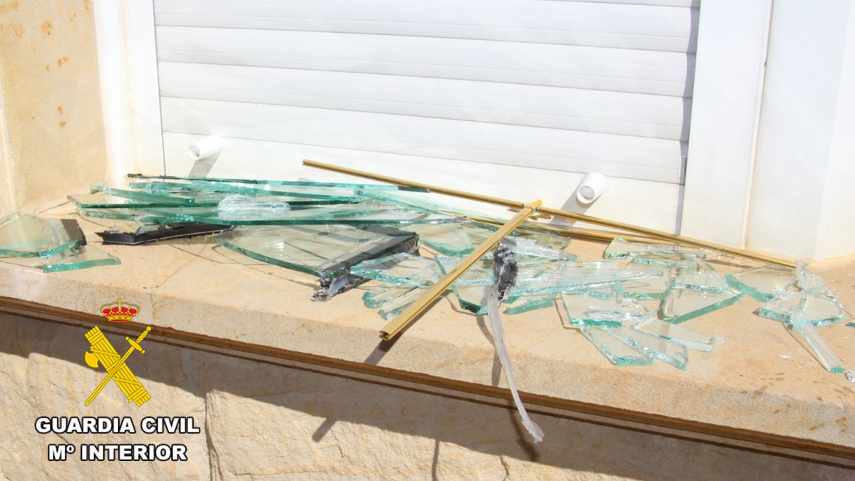 Restos de cristales rotos.