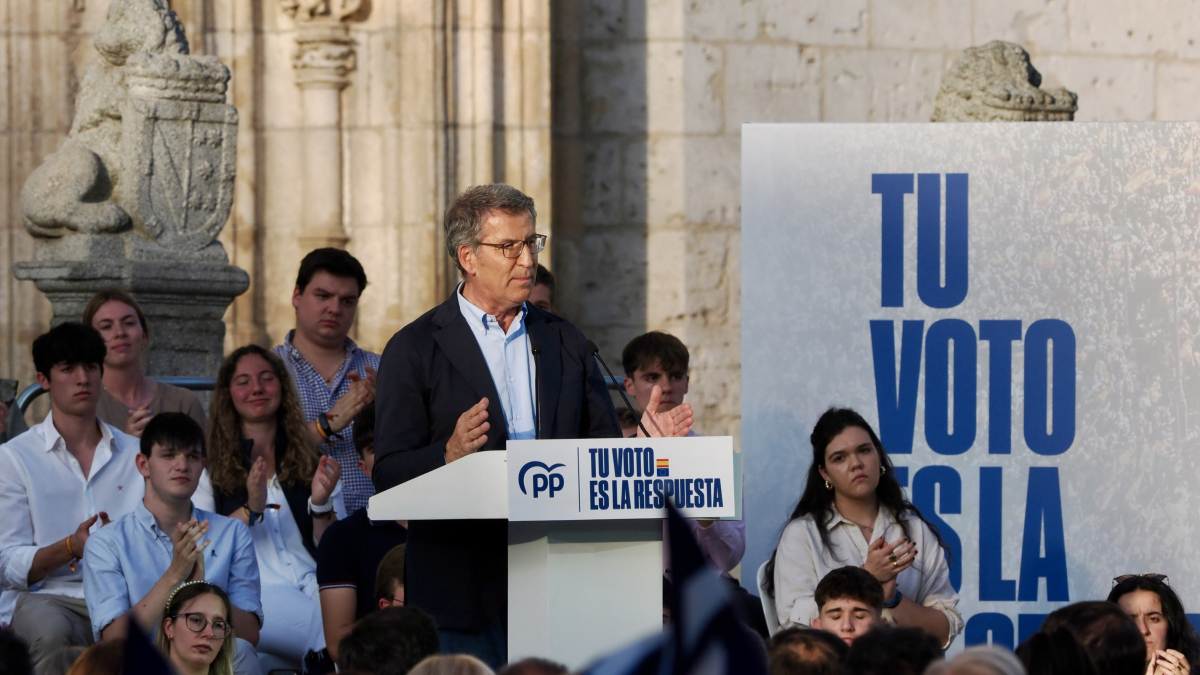 El presidente del PP, Alberto Núñez Feijóo, durante un acto de campaña de su partido, en la plaza de San Pablo, a 4 de junio de 2024, en Valladolid, Castilla y León (España). Feijóo se ha desplazado a Valladolid como parte de los actos de campaña del Part