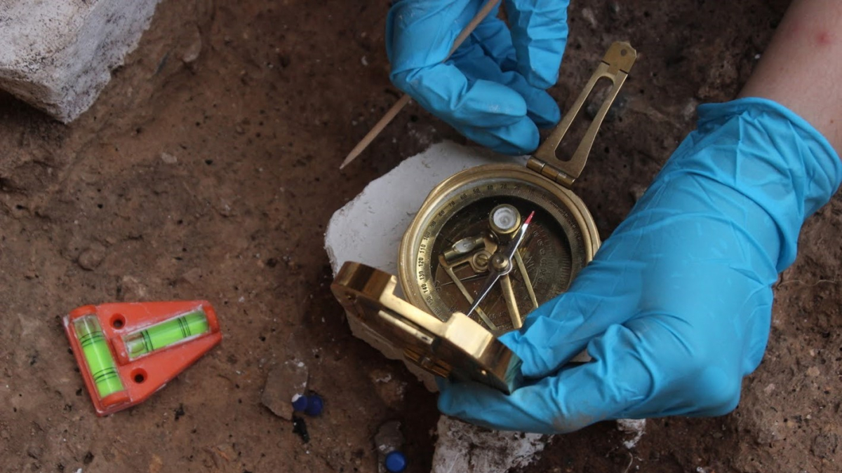 Ángela Herrejón-Lagunilla, primera autora del estudio, tomando muestras arqueomagnéticas en El Salt.