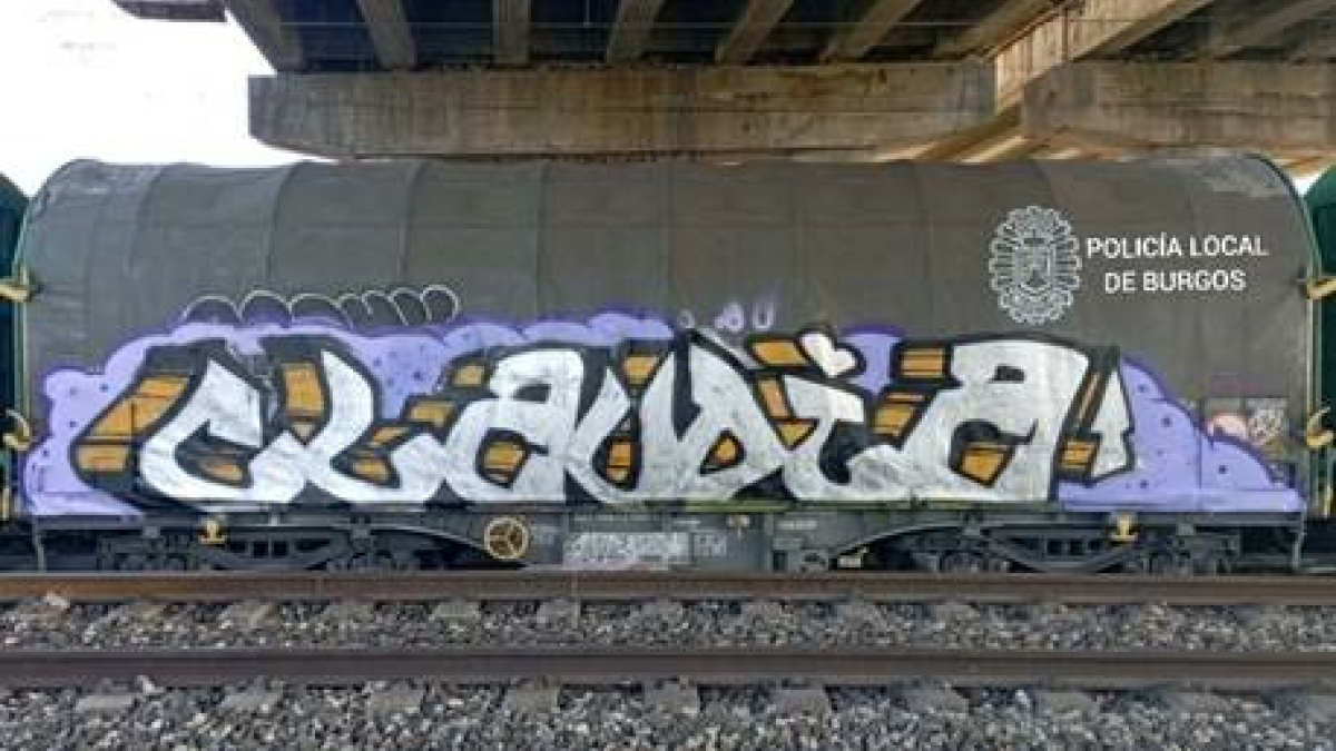 Pintadas vandálicas en un tren de mercancías.