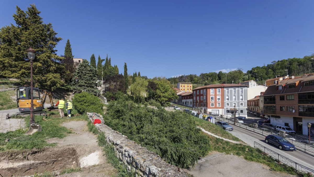 Las catas arqueológicas se están desarrollando junto a la muralla en las cercanías de la calle Corazas.