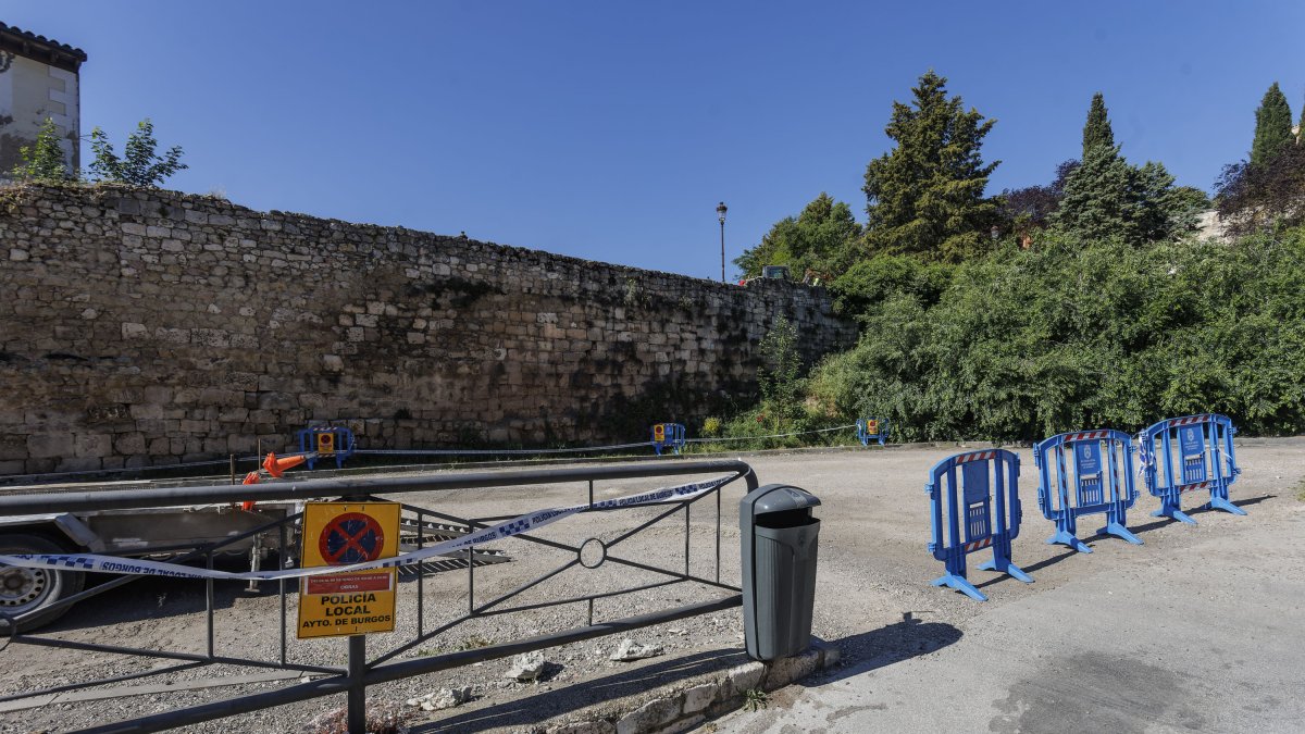 Las catas arqueológicas se desarrollaron junto a la muralla en las cercanías de la calle Corazas.