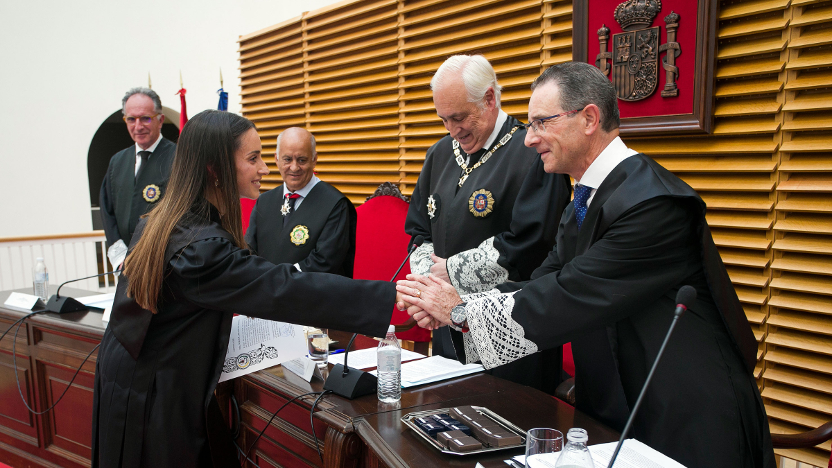 El presidente del Colegio Oficial de Graduados Sociales de Burgos, Benito Saiz, da la bienvenida a una nueva colegiada.