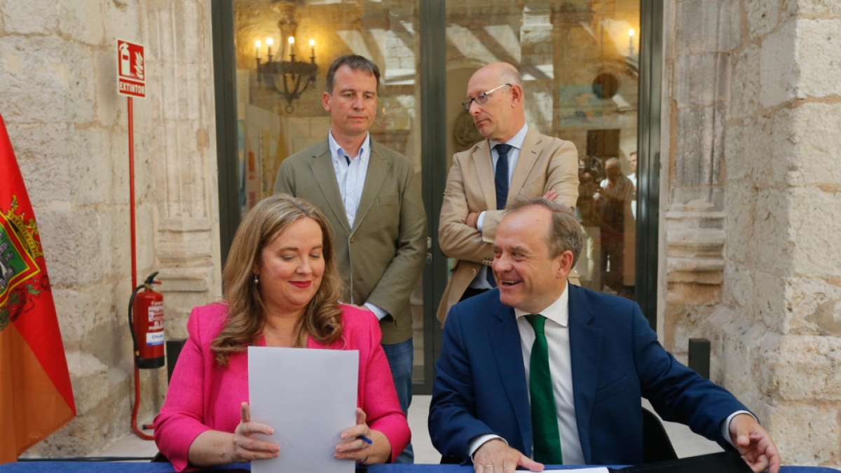 Cristina Ayala y Fernando Martínez-Acitores durante la firma del acuerdo de Gobierno