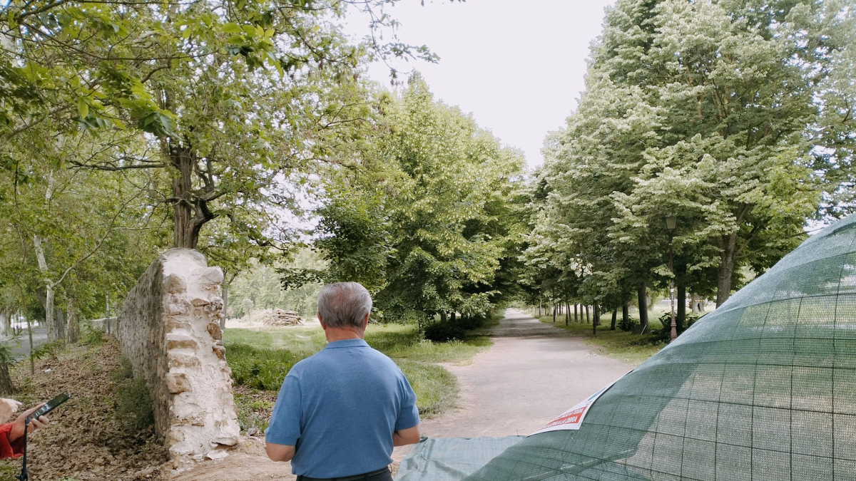 Una persona observa el cierre metálico del Parral caído después de que fuera derribado de madrugada.