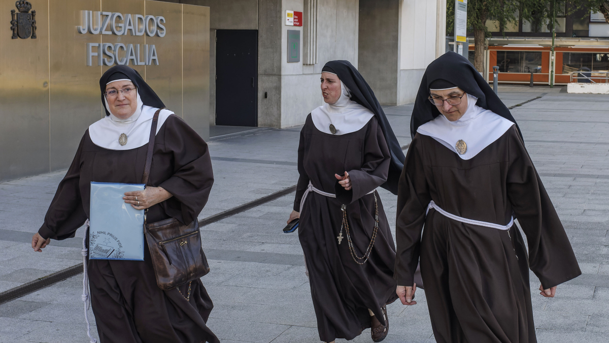 Las clarisas de Belorado, tras ratificar su denuncia en los juzgados de Burgos.
