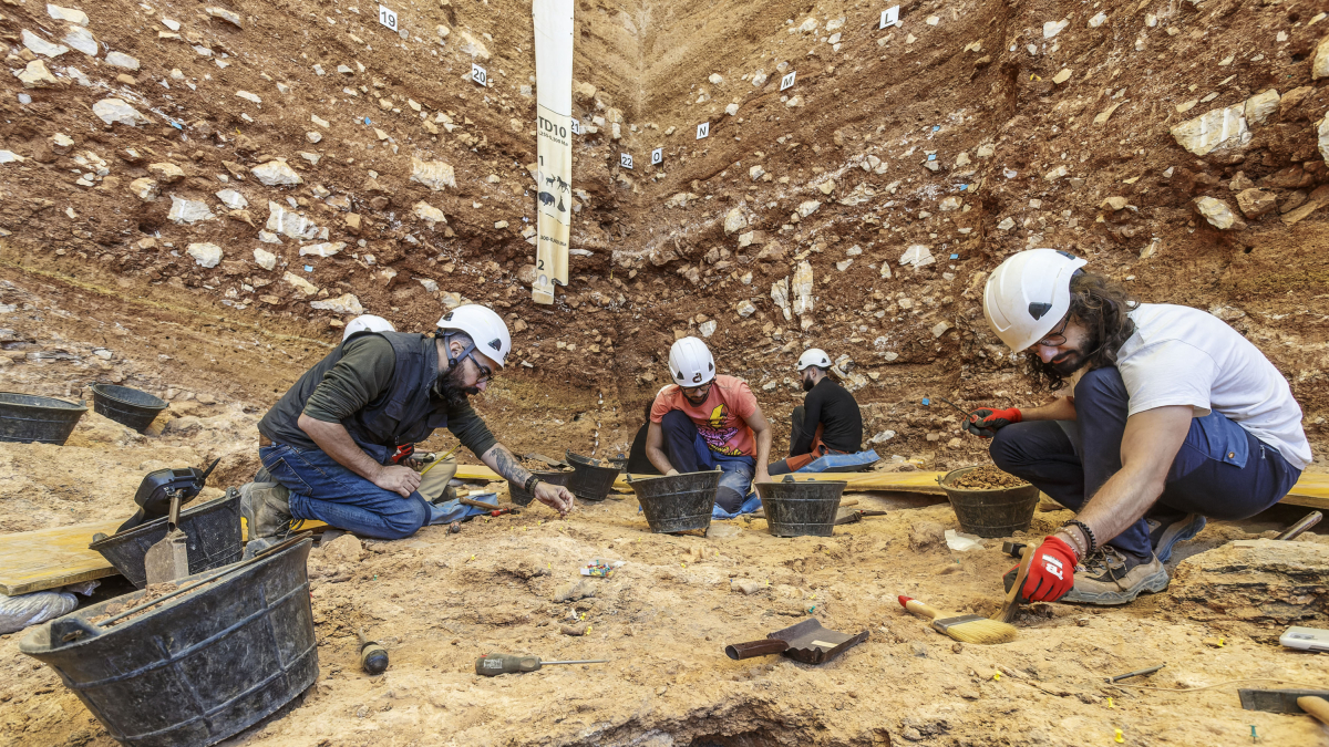 Imagen de archivo de arqueólogos trabajando el el yacimiento de Gran Dolina en Atapuerca.
