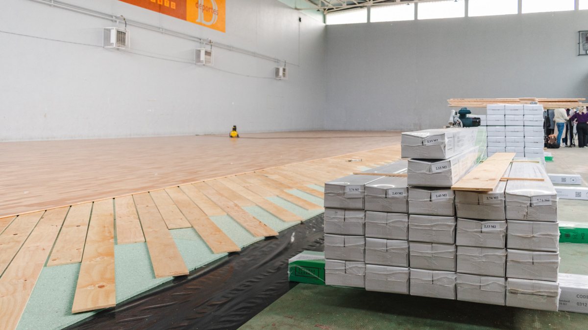 Obras de sustitución del suelo de 'teraflex' de la cancha de San Amaro por parqué.