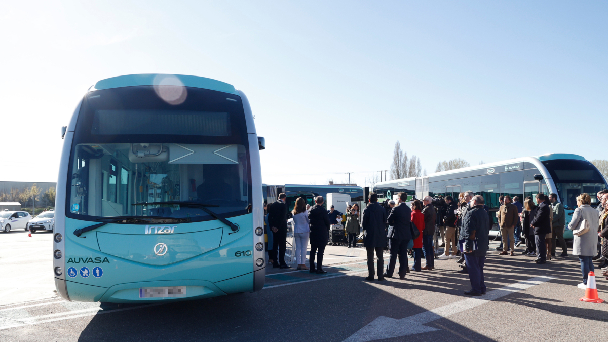 Archivo - Un autobús aparcado durante la inauguración de una estación de carga de vehículos eléctricos en la sede de Autobuses Urbanos de Valladolid (AUVASA)