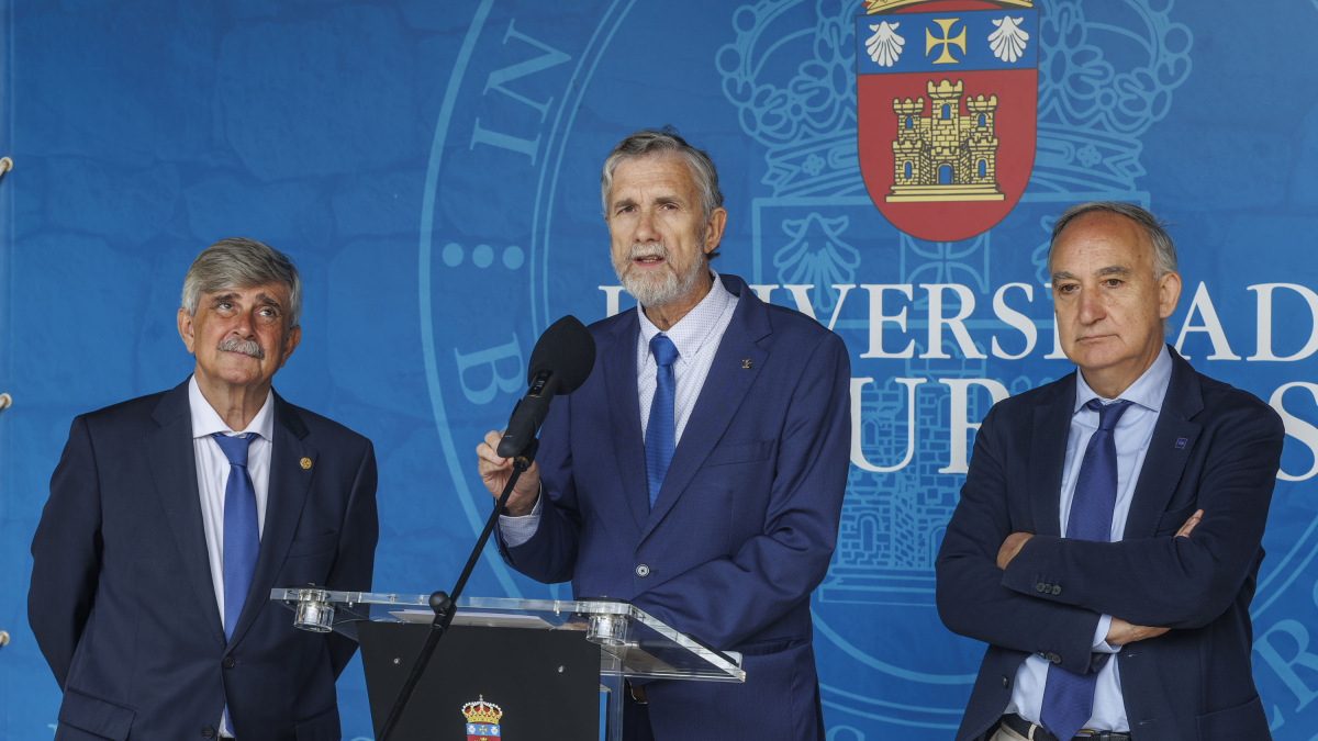 Los rectores de León, Juan Francisco García Marín, el rector de la UBU, Manuel Pérez Mateos, y el rector de la Universidad de Valladolid, Antonio Largo Cabrerizo, en la presentacion del grado de Ciencias de la Gastronomía.