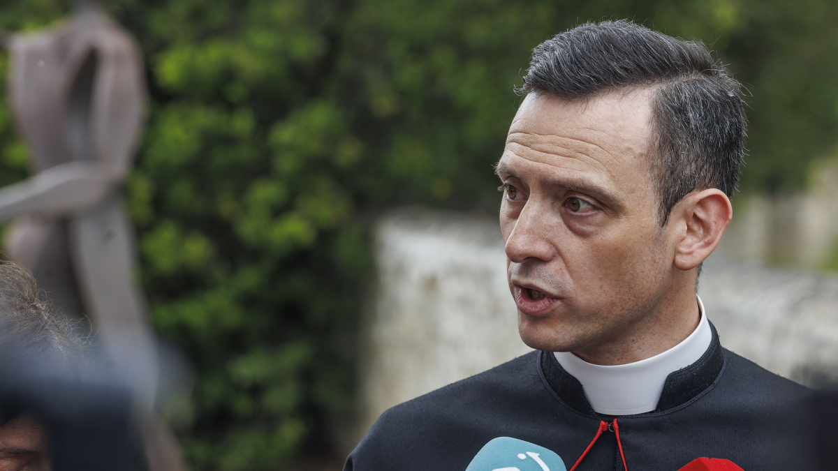 El falso cura José Ceacero atiende a los medios de comunicación.
