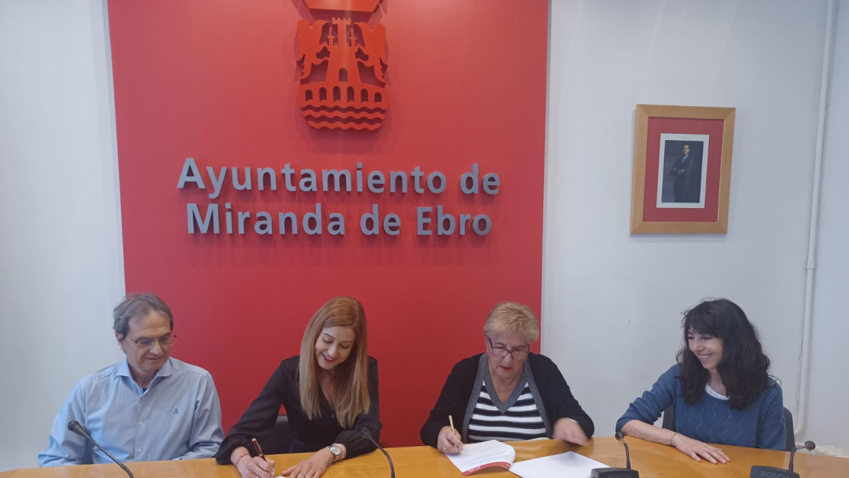 Firma del convenio entre el Ayuntamiento y los organizadores del festival Jacinto Sarmiento.