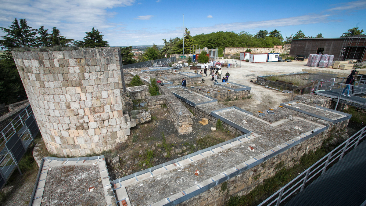 Las obras en el Castillo de Burgos están cogiendo ritmo, tras reanudarse recientemente.