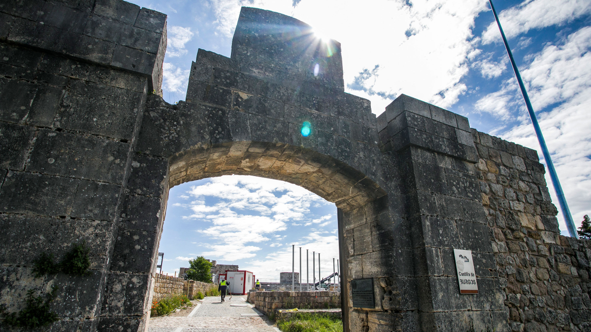 Las obras en el Castillo de Burgos se reanudaron en verano tras meses de parón.