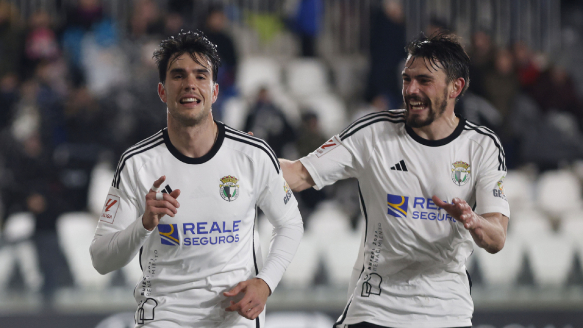 Atienza, a la derecha, celebra un gol con Bermejo.