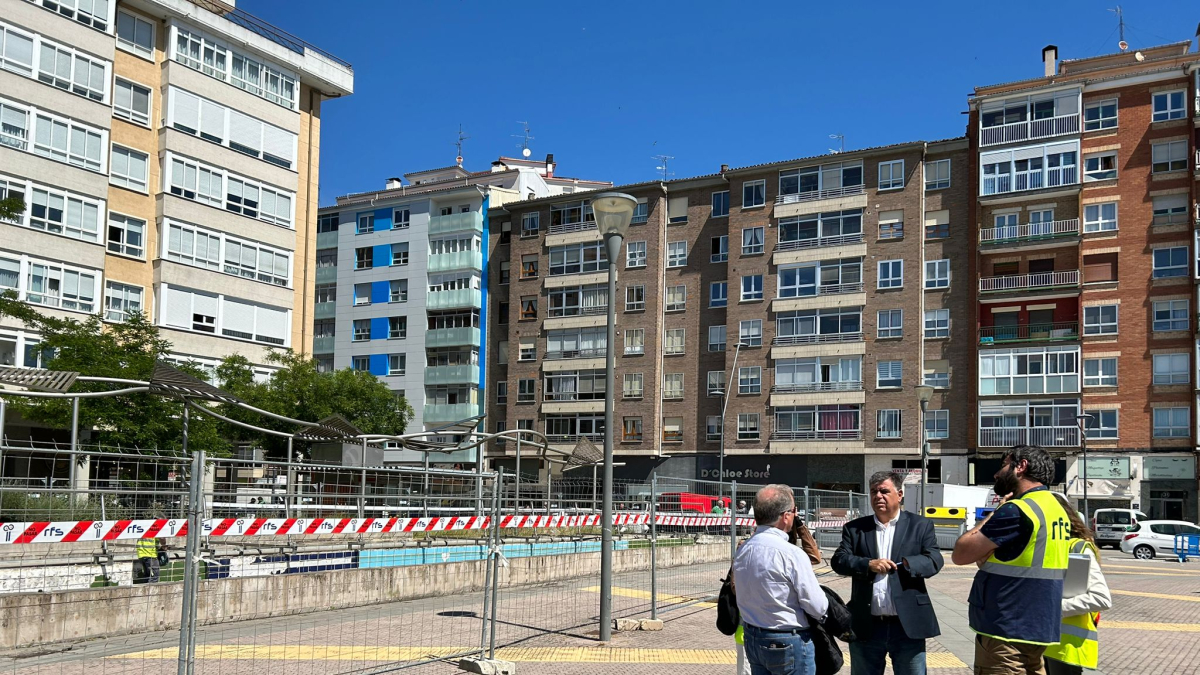 El concejal de Infraestructuras, Juan Manuel Manso (PP), durante la visita a las obras del parque Félix Rodríguez de la Fuente.