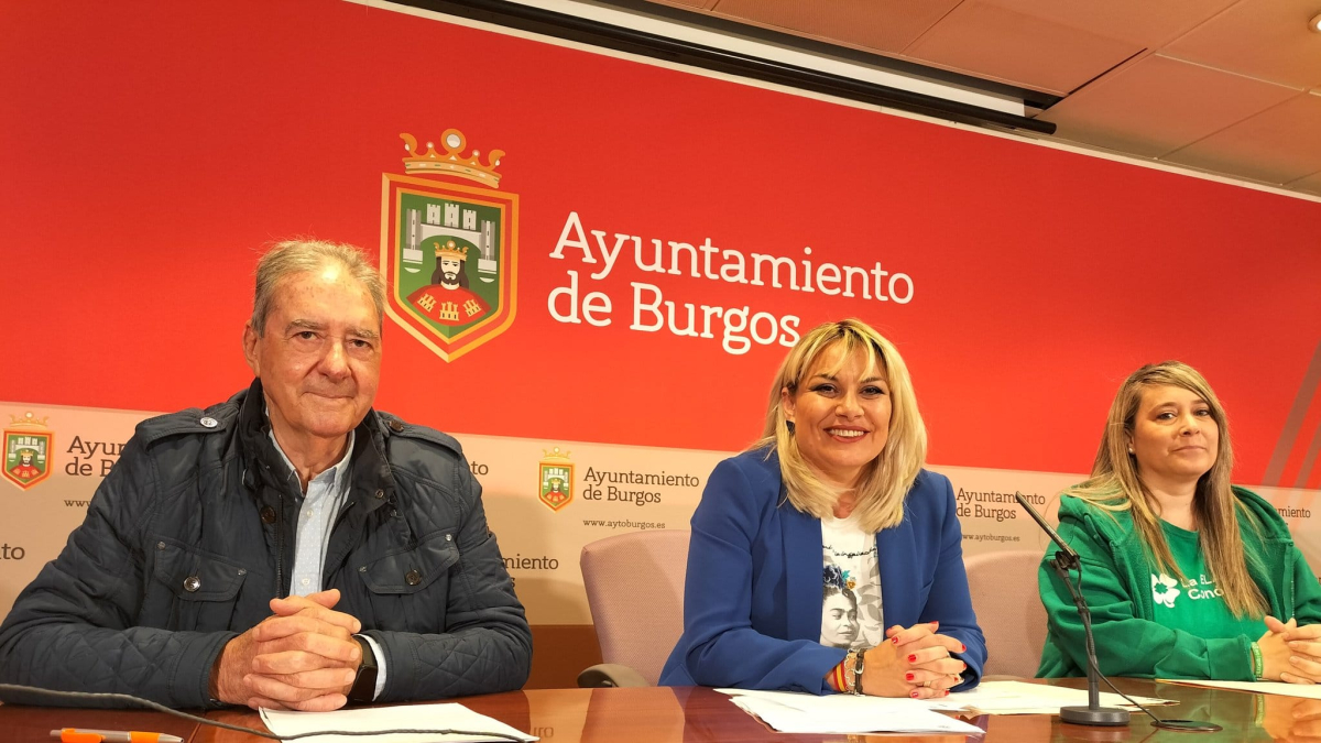 La concejal de Sanidad, Milagros del Campo, flanqueada por Francisco Javier Sancho, de Alcer, y Ainara Benítez, de ELACyL.