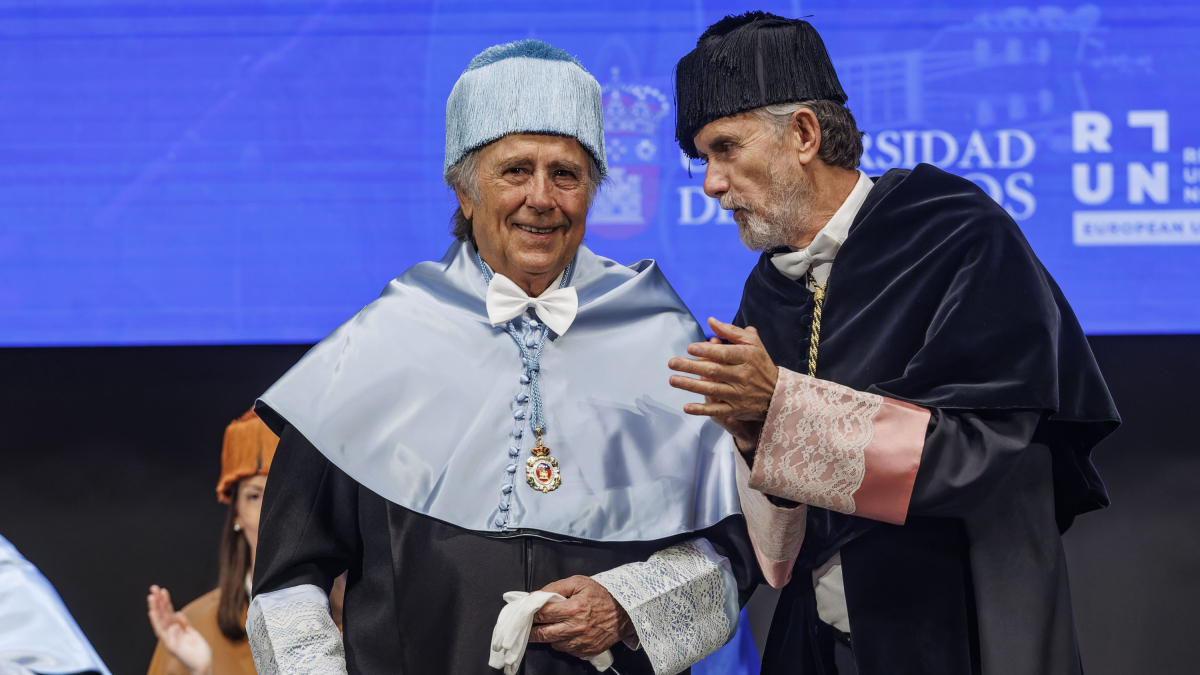 Joan Manuel Serrat junto al rector de la UBU, Manuel Pérez Mateos.